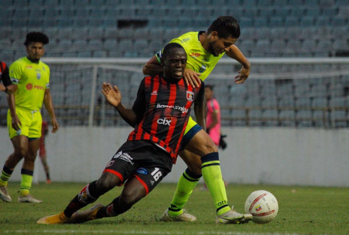 DvoRayoZuliano's tweet photo. ¿Conocen a Albert Barboza? 

Es nuestro jugador con más titularidades durante el torneo de la @LigaFUTVE2 2022. Además, desde su posición como lateral izquierdo y con 1.636 minutos acumulados, es el jugador con más minutos disputados durante el torneo. 

#TalentoRayo ⚡️ https://t.co/8iTIwnQfKj