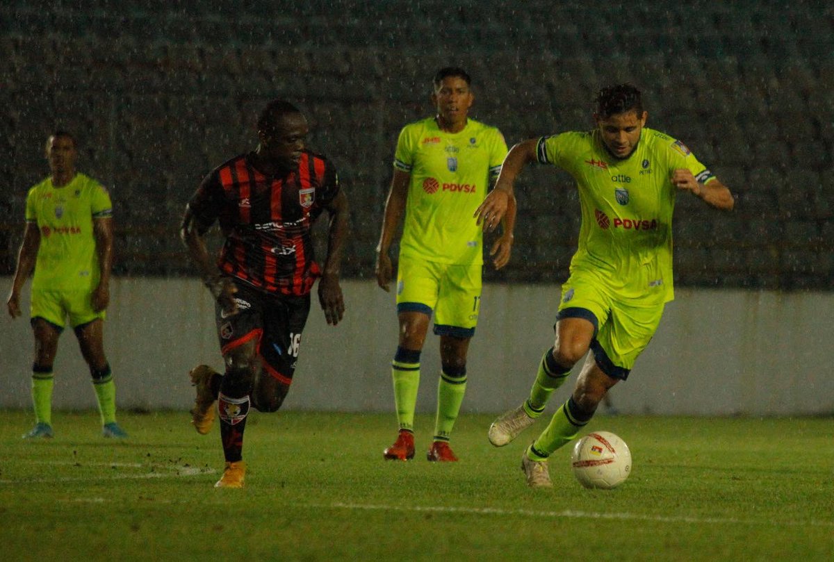 DvoRayoZuliano's tweet photo. ¿Conocen a Albert Barboza? 

Es nuestro jugador con más titularidades durante el torneo de la @LigaFUTVE2 2022. Además, desde su posición como lateral izquierdo y con 1.636 minutos acumulados, es el jugador con más minutos disputados durante el torneo. 

#TalentoRayo ⚡️ https://t.co/8iTIwnQfKj