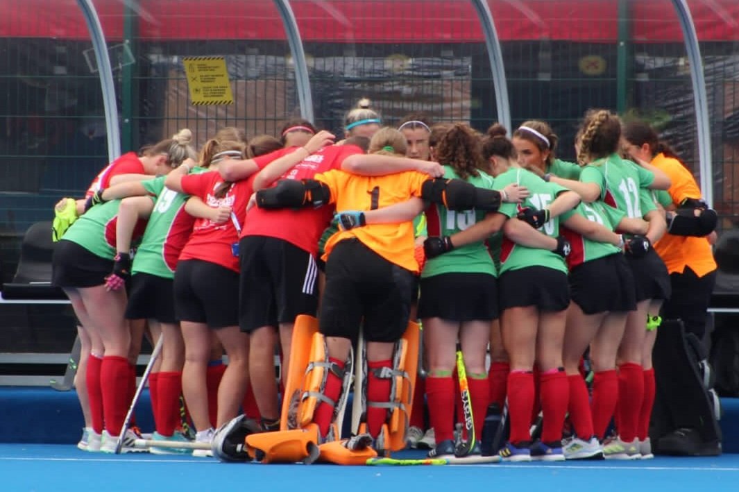 AJPartridge88's tweet photo. Wonderful 4 days playing for Wales U17s at UK @_SchoolGames. Amazing to share this experience with such talented players and great friends. #playingforthedragon 🥉🏑🏴󠁧󠁢󠁷󠁬󠁳󠁿 @OBOhockeyUK @gllsf @PenarthLadiesHC @u14CVhock @HockeyWales @MADHockeyCoach @LlanishenHighPE https://t.co/bmDdTVcrID