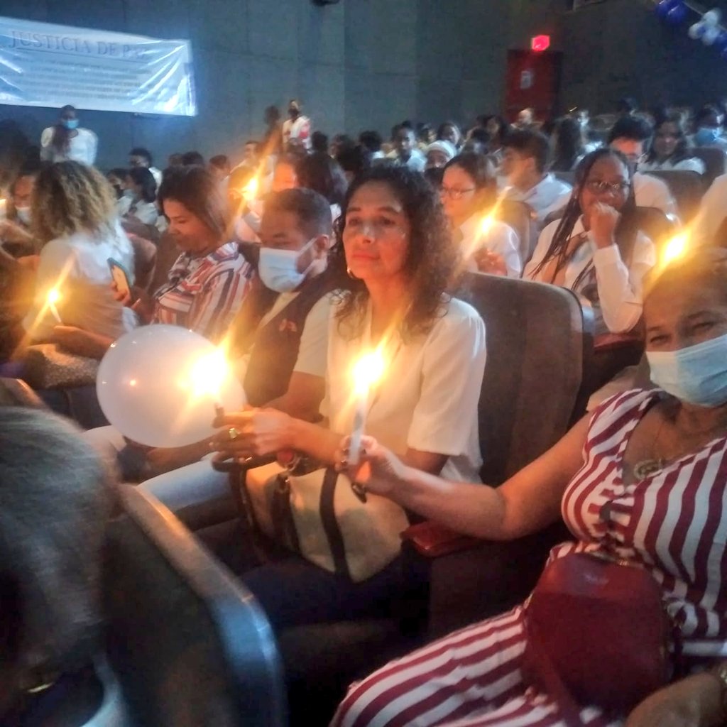 EsmeraldasCJ's tweet photo. En el marco del evento Justicia, Paz y Arte por la conmemoración del mes de la paz, las autoridades del #CJ y asistentes al evento, encendieron velas, como constancia del compromiso de cada ciudadano, de trabajar por una cultura de paz en Esmeraldas. https://t.co/G53H9xB3Qs