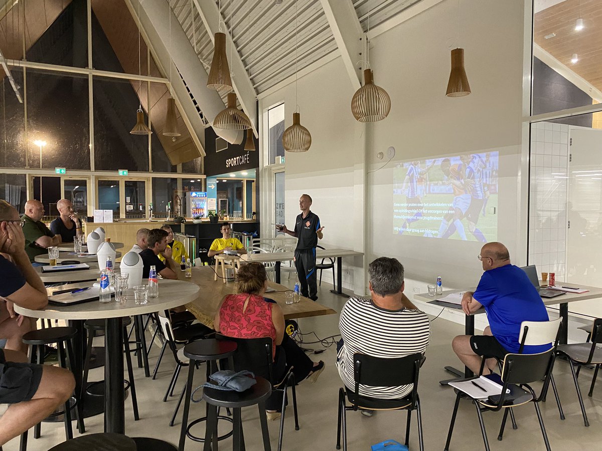 Verenigingen <a href="/KNVBNoord/">KNVB Noord</a> <a href="/DouwedeVal/">Douwe de Val</a> <a href="/RichardSteensma/">Richard Steensma</a> komen samen bij <a href="/vvWorkum/">VV Workum</a> om te praten over het ontwikkelen van een opleidingsvisie; met dank aan <a href="/DouwejanV/">Douwe Jan van der Wal</a> van <a href="/ONSSneek/">ONS Sneek 🔶</a> voor de kennisdeling!👌🏼
