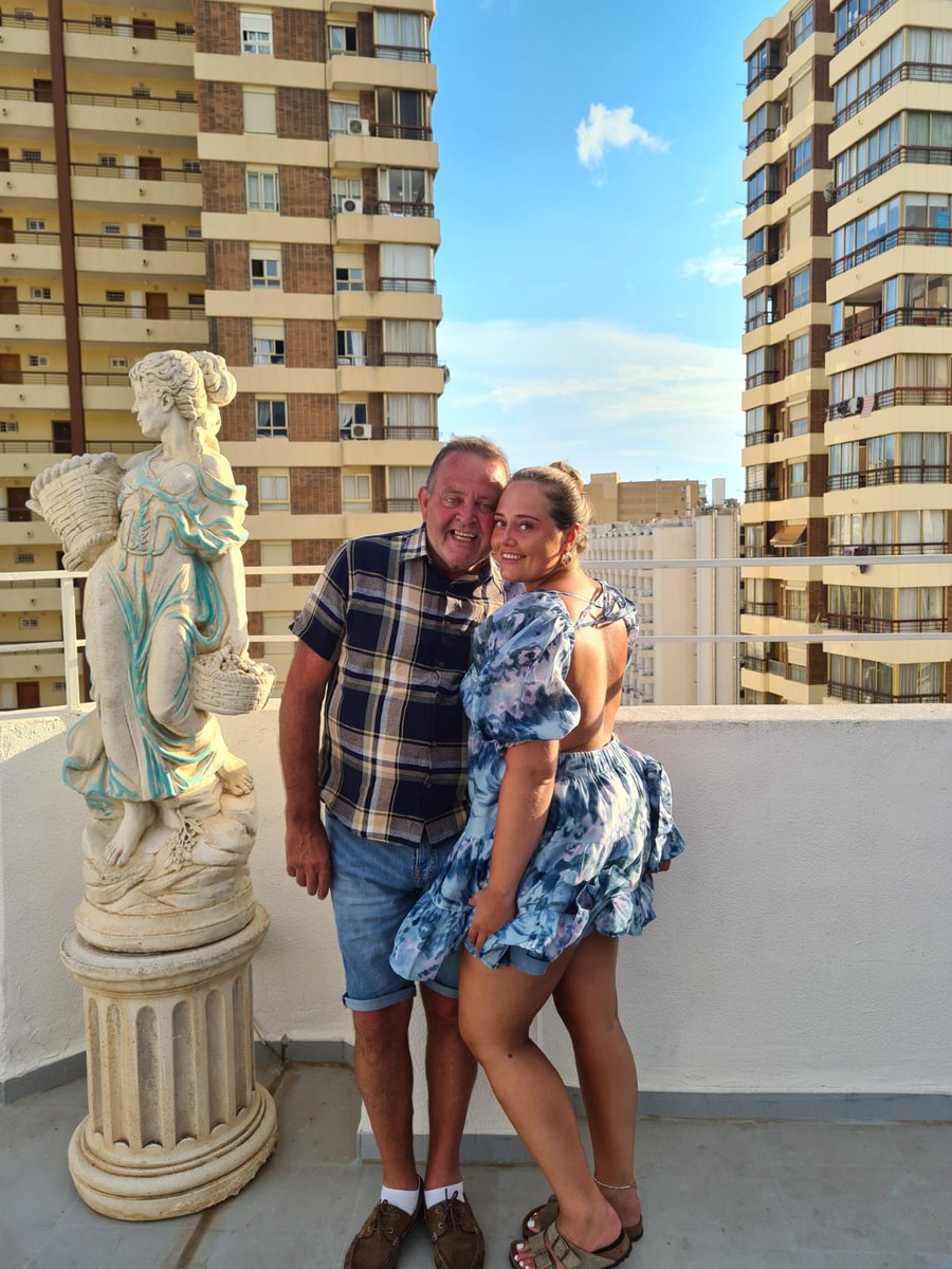 alouise_93's tweet photo. @TharushaGunawa4 Picture for reference. 24 years difference. The squeeze is still the same โค๏ธโค๏ธโค๏ธ#dadsofdaughters https://t.co/dKYBhpLKgv