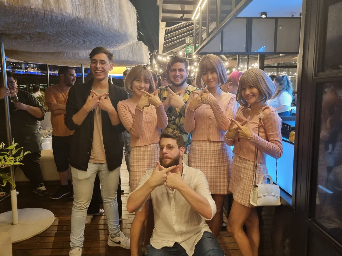 Ya tengo mi foto con las <a href="/axiesisters/">AxieSisters.eth</a> 

<a href="/suragamingteam/">Sura Gaming</a>
@argRALO
<a href="/Kamisama4e/">Kamisama</a> 

#axiecon #suragaming
