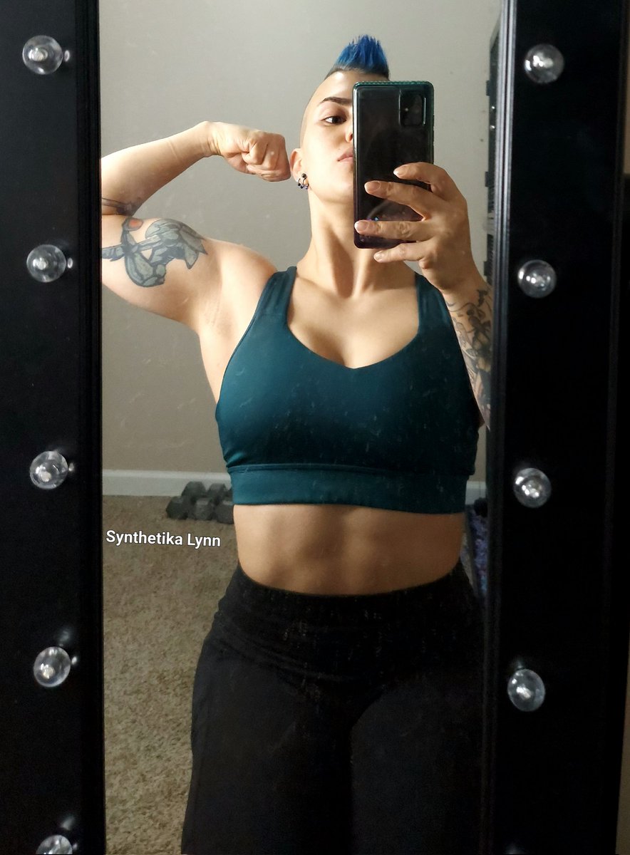 🕷Synthetika Lynn🕷 on Twitter "Make poses with me 💪"