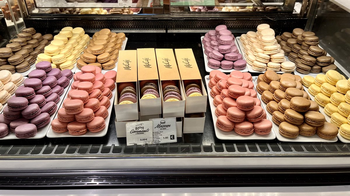 RyanVoutilainen's tweet photo. #Macarons or is #McCarons?
Yes; you’re seeing that correctly.. the #McCafé at the @McDonalds on the #ChampsÉlysées is selling them!
#McCafe #McDonalds #Macaron #ChampsElysees #Paris #France #EuroTweets #EuropeanVacation #Europe2022 @Brad604 https://t.co/VMZNKvGyFO
