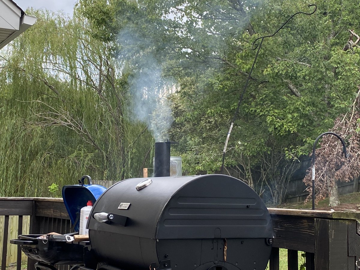 HarrietvWallace's tweet photo. Listen — “First Annual”🤣 Wallace BBQ &amp; Boil was a success. &amp; my ancestors showed up when I started the boil. They thundered the whole time, then pouring rain LITERALLY as soon as I finished. Ancestors, fam &amp; friends were pleased. 🙌🏼😋. #GetYoLife https://t.co/BHsnzgru9C