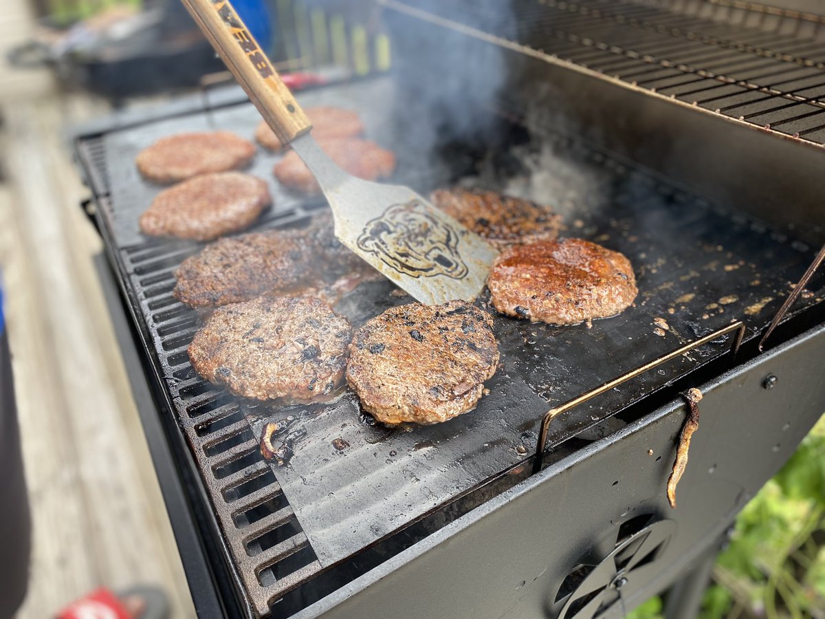 HarrietvWallace's tweet photo. Listen — “First Annual”🤣 Wallace BBQ &amp; Boil was a success. &amp; my ancestors showed up when I started the boil. They thundered the whole time, then pouring rain LITERALLY as soon as I finished. Ancestors, fam &amp; friends were pleased. 🙌🏼😋. #GetYoLife https://t.co/BHsnzgru9C