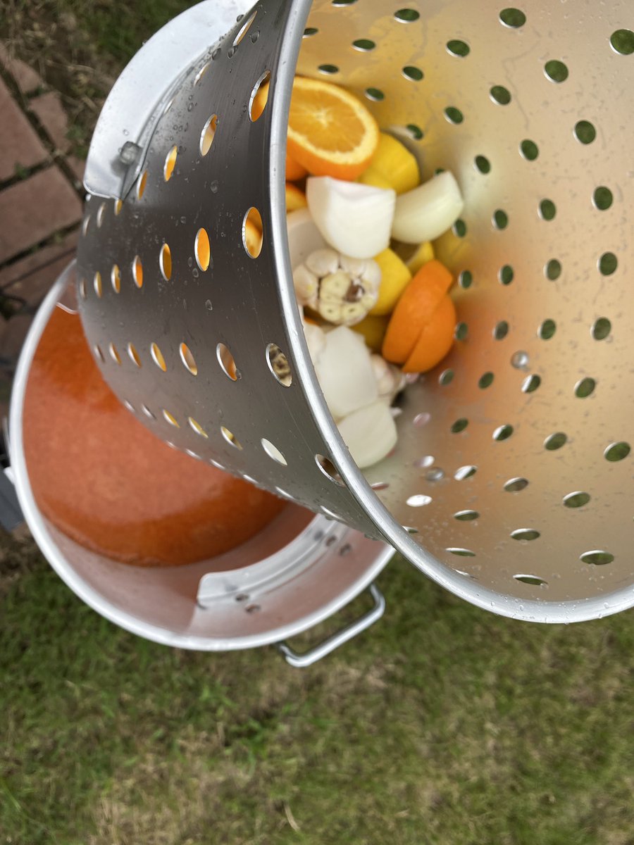 HarrietvWallace's tweet photo. Listen — “First Annual”🤣 Wallace BBQ &amp; Boil was a success. &amp; my ancestors showed up when I started the boil. They thundered the whole time, then pouring rain LITERALLY as soon as I finished. Ancestors, fam &amp; friends were pleased. 🙌🏼😋. #GetYoLife https://t.co/BHsnzgru9C
