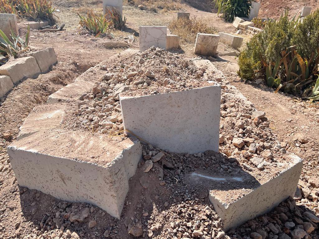 Üniversiteye gidecekti mezara gitti😪 Bir çocuk öldü diyoruz zil takıp oynuyorlar üstüne de demedikleri lafı bırakmıyorlar. Faris öldü mutlu olun ülkesine tabutla geri döndü. Bir çocuğun ölümüne sevinmeyi bilim açıklayabiliyorsa açıklasın yoksa insanlık açıklayamıyr utanç verici