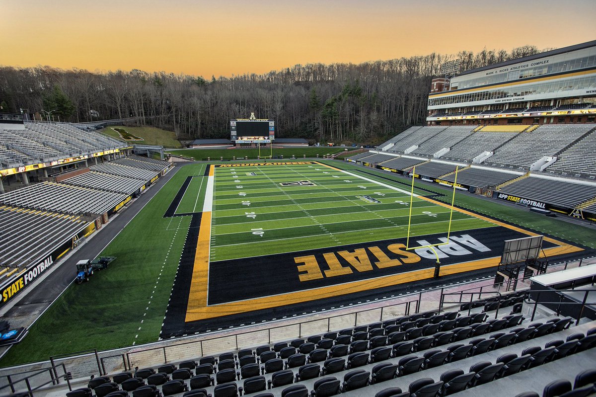 javariusg_'s tweet photo. After a great conversation with Coach @lgware and Coach @lawrencedawsey, I am blessed to receive my second Division 1 offer from Appalachian State University! 
@AppState_FB @CrestFBRecruits @Ftballman39 @omarporter1 https://t.co/CB9q6KHPRt