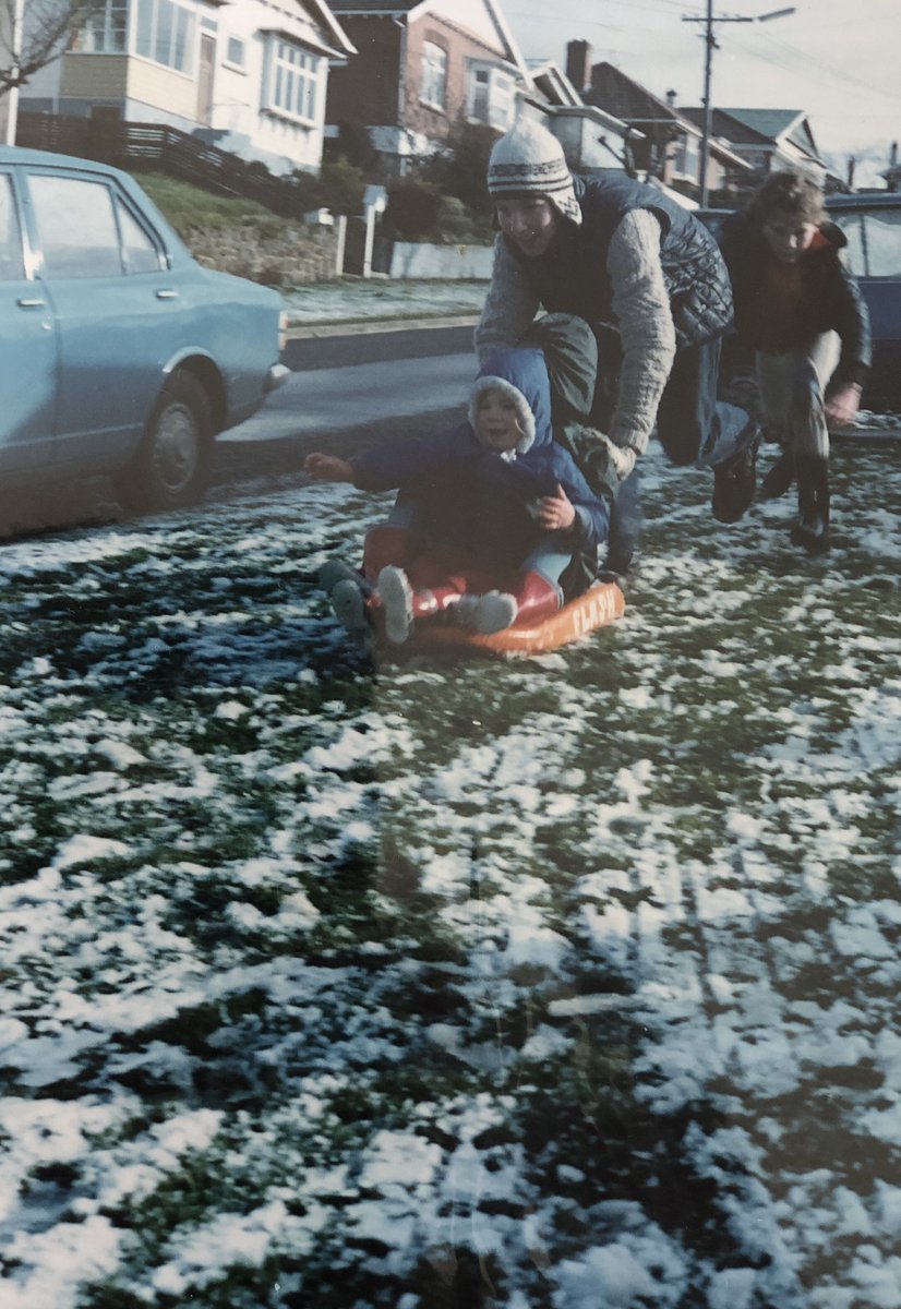 StephenClarkeNZ's tweet photo. Snow Days Past. #NineteenEightyOne #MtCalton #Ōtepoti #Dunedin https://t.co/ou04wkQ4v7