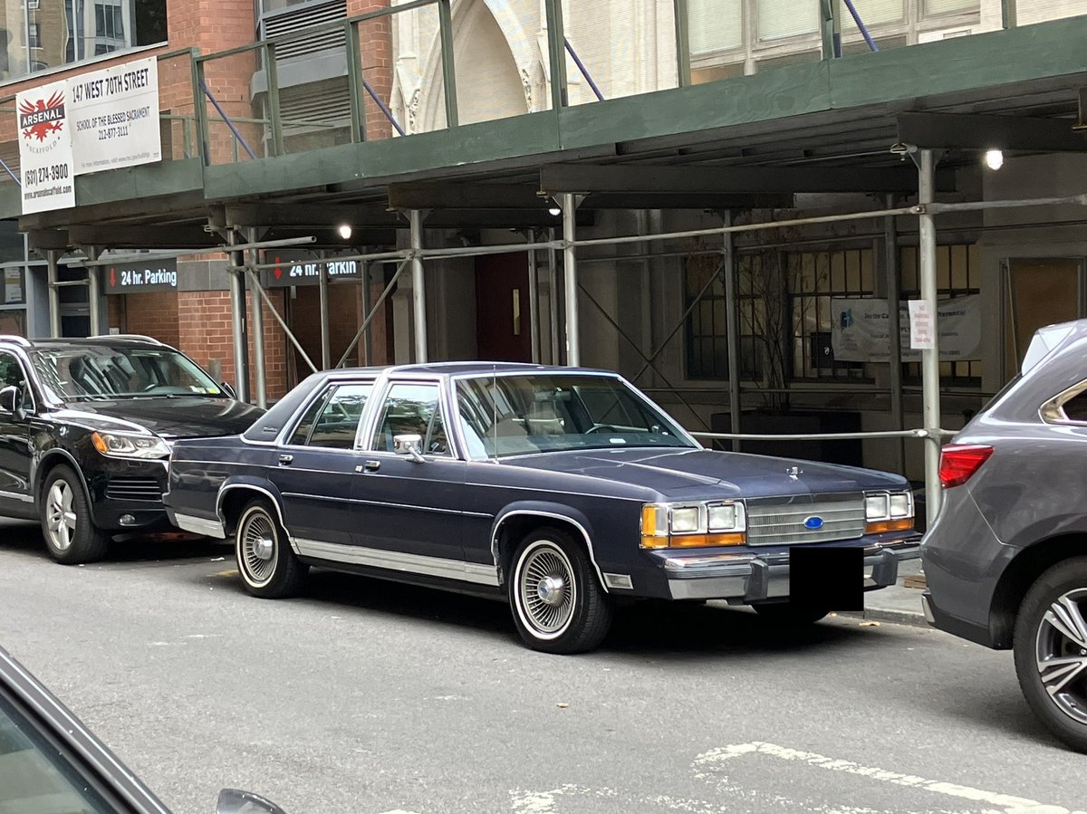 JonathanHastie's tweet photo. @Ford #CrownVictoria on the #UpperWestSide https://t.co/1iOSkfV15l