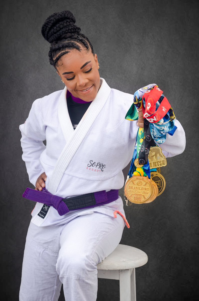 EllenTito5's tweet photo. Você tem um sonho?
Não deixe os outros te derrubarem, lute por aquilo que você acredita.
Vamos chegar🤞🏿🌟

Make💄: @studiomichellebarbosa2 
Foto 📸: @lordesharpness 
Kimono🥋: @soprokimono
Tranças 👑: @eduarda_braids08 https://t.co/6GGW51TG5V