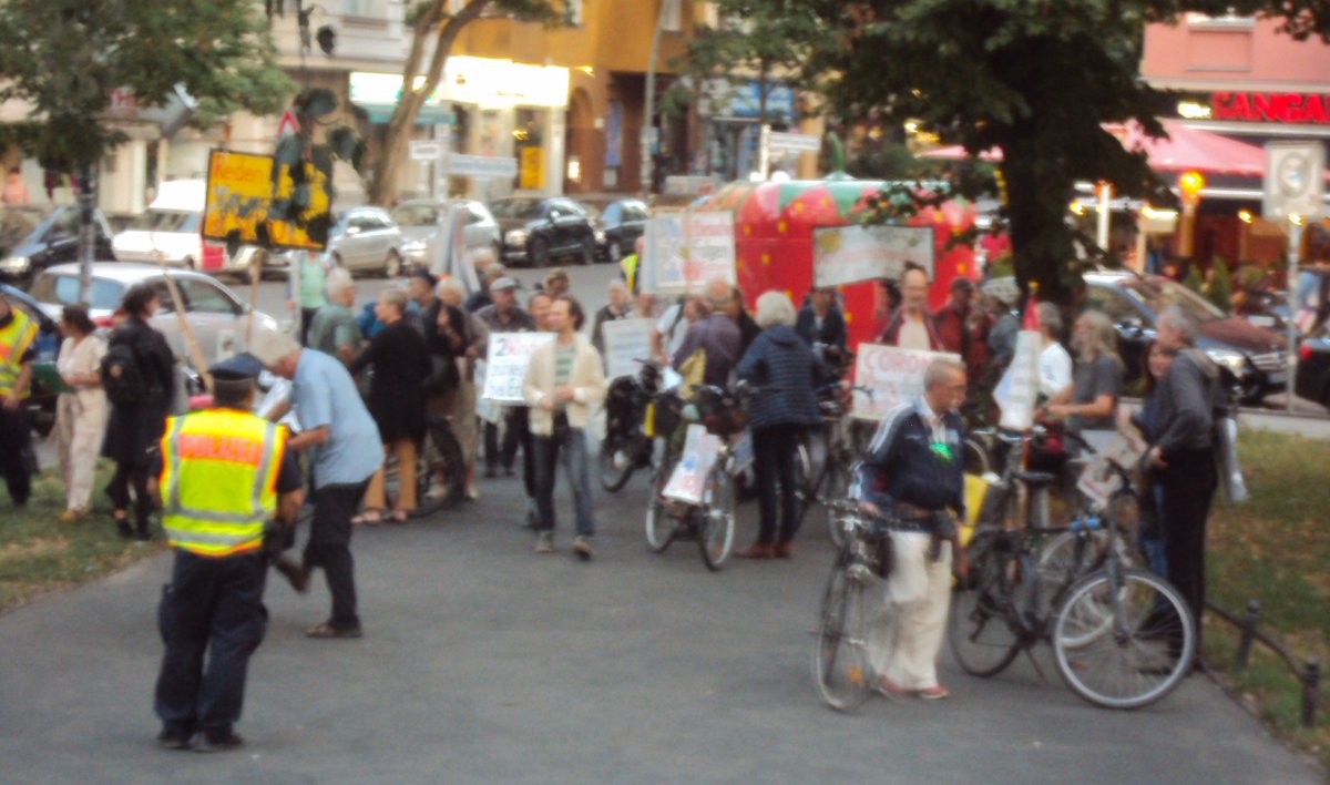Nautilu40286557's tweet photo. #Querdenken #Querfront #Impfgegner #NodieBasis #RathausSchöneberg #b0509 
19:00 Rathaus Schöneberg Richtung Nollendorfplatz:
Heute zum 14. Mal, die potentiell rechtsoffene, verschwörungsideologisch motivierte Impfgegner-Demo. Heute um die 40 Teilnehmer, Ü40, viel "dieBasis". https://t.co/R3QF1rgsPl