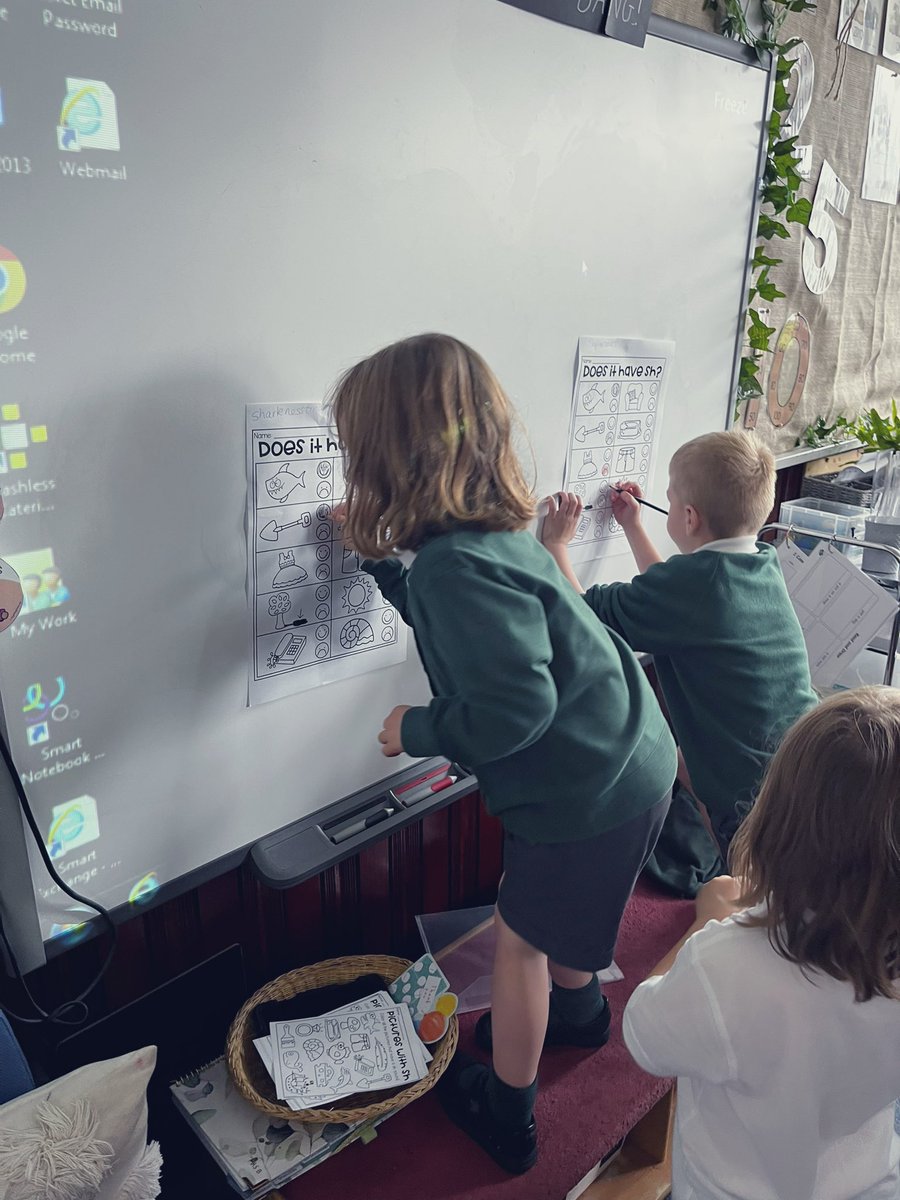 MrsBrucex's tweet photo. Todays phonics lesson consisted of some super fun team challenges!
#activephonics #worksheetrelay #teamgame #phonics @SchoolBroomhill https://t.co/F4lPSdrGC6