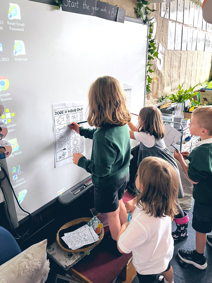 MrsBrucex's tweet photo. Todays phonics lesson consisted of some super fun team challenges!
#activephonics #worksheetrelay #teamgame #phonics @SchoolBroomhill https://t.co/F4lPSdrGC6