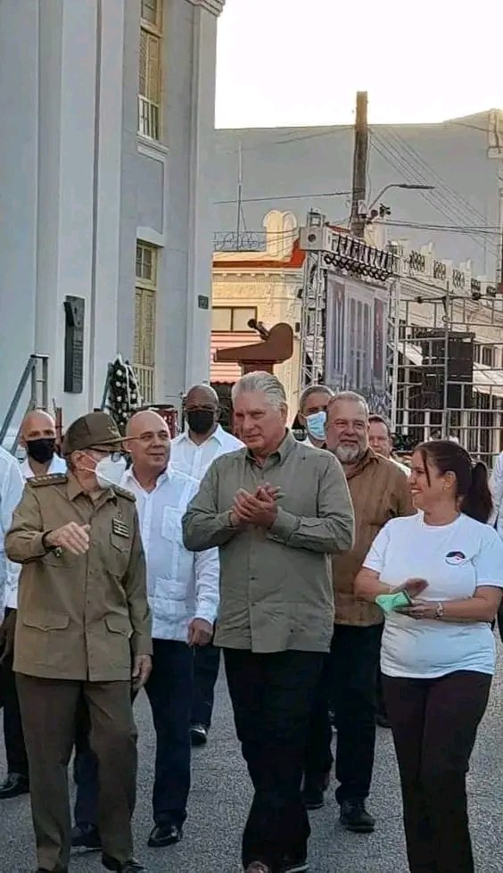 Frank16726439's tweet photo. Ahí está Raúl,  con paso firme y seguro dando el sabio consejo, Raúl es Raúl.
#PorCubaVenceremos https://t.co/ib6XRatQ3k