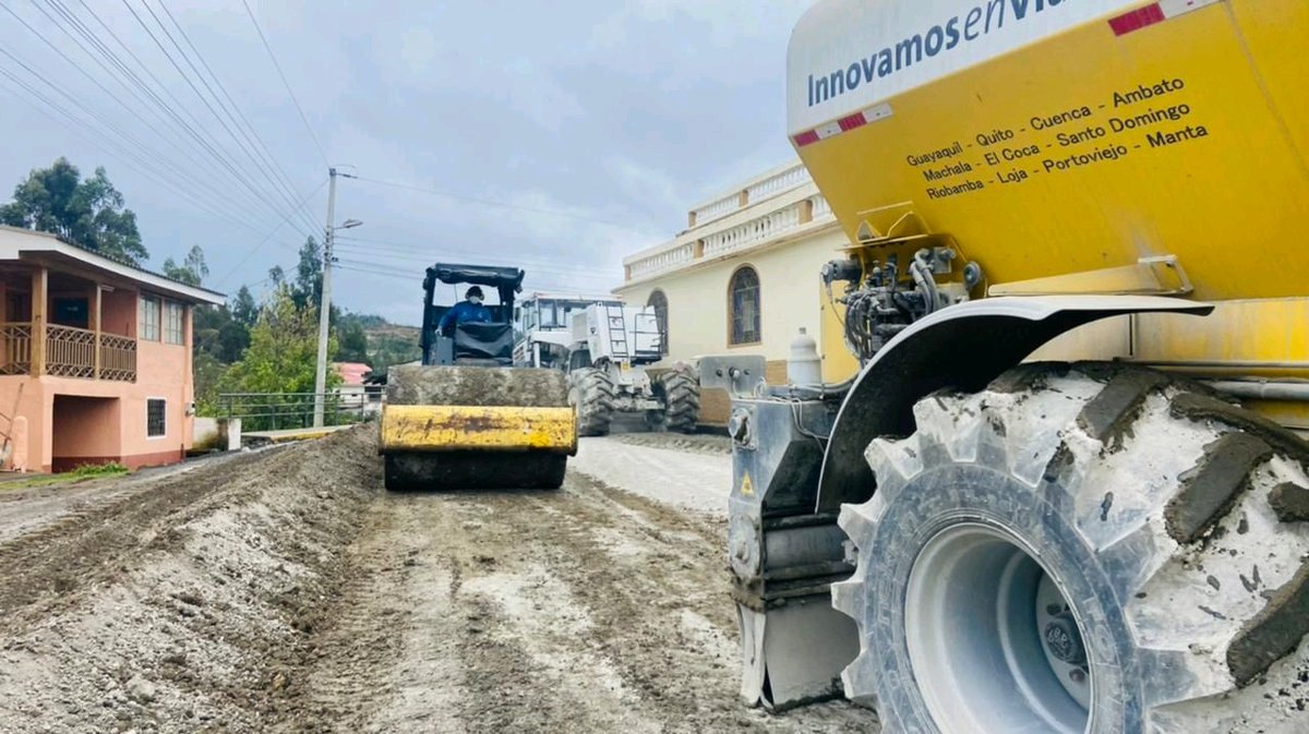 EpAsfaltar's tweet image. ¡Seguimos uniendo pueblos y generando desarrollo!
Culminamos el mejoramiento de 3.000 metros de la vía San Nicolás-Cojitambo, provincia del #Cañar. 
Ejecutamos obras de drenaje, muros, estabilización con suelo cemento y tendido de carpeta asfáltica. 
#SomosLaVíaDelDesarrollo