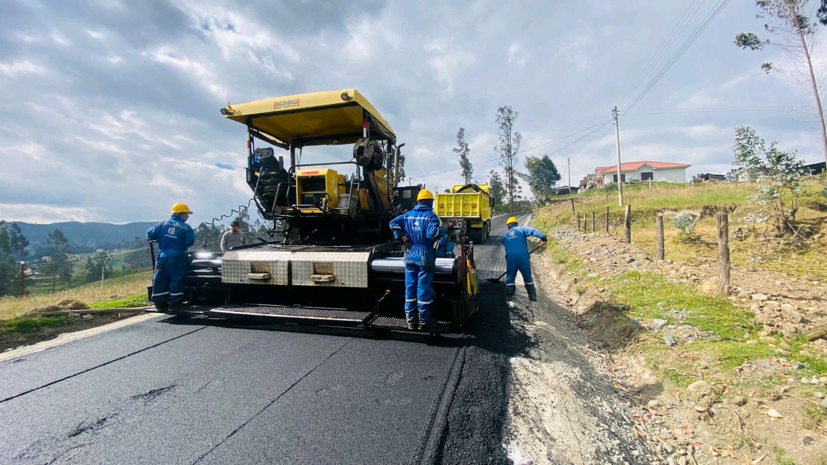 EpAsfaltar's tweet image. ¡Seguimos uniendo pueblos y generando desarrollo!
Culminamos el mejoramiento de 3.000 metros de la vía San Nicolás-Cojitambo, provincia del #Cañar. 
Ejecutamos obras de drenaje, muros, estabilización con suelo cemento y tendido de carpeta asfáltica. 
#SomosLaVíaDelDesarrollo