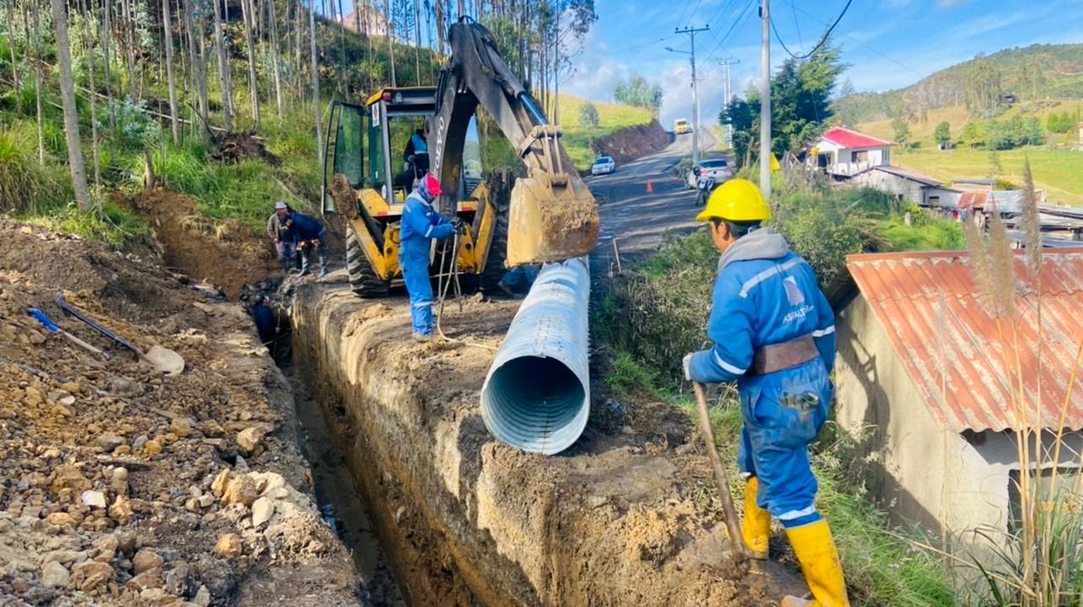 EpAsfaltar's tweet image. ¡Seguimos uniendo pueblos y generando desarrollo!
Culminamos el mejoramiento de 3.000 metros de la vía San Nicolás-Cojitambo, provincia del #Cañar. 
Ejecutamos obras de drenaje, muros, estabilización con suelo cemento y tendido de carpeta asfáltica. 
#SomosLaVíaDelDesarrollo