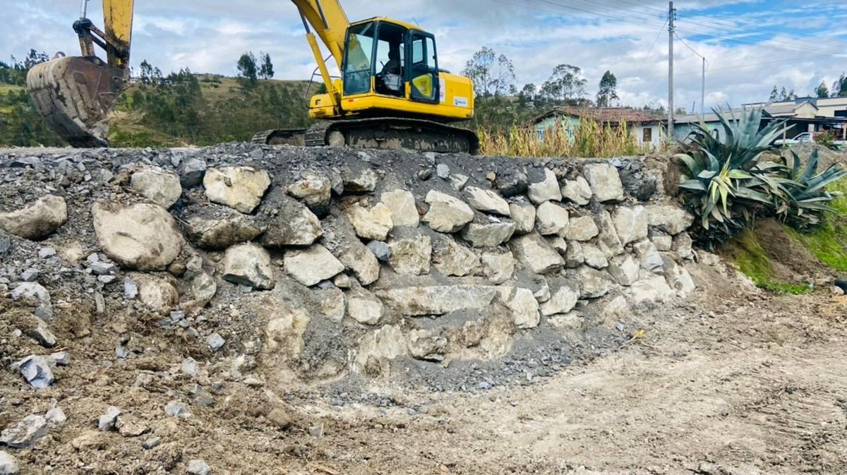 EpAsfaltar's tweet image. ¡Seguimos uniendo pueblos y generando desarrollo!
Culminamos el mejoramiento de 3.000 metros de la vía San Nicolás-Cojitambo, provincia del #Cañar. 
Ejecutamos obras de drenaje, muros, estabilización con suelo cemento y tendido de carpeta asfáltica. 
#SomosLaVíaDelDesarrollo