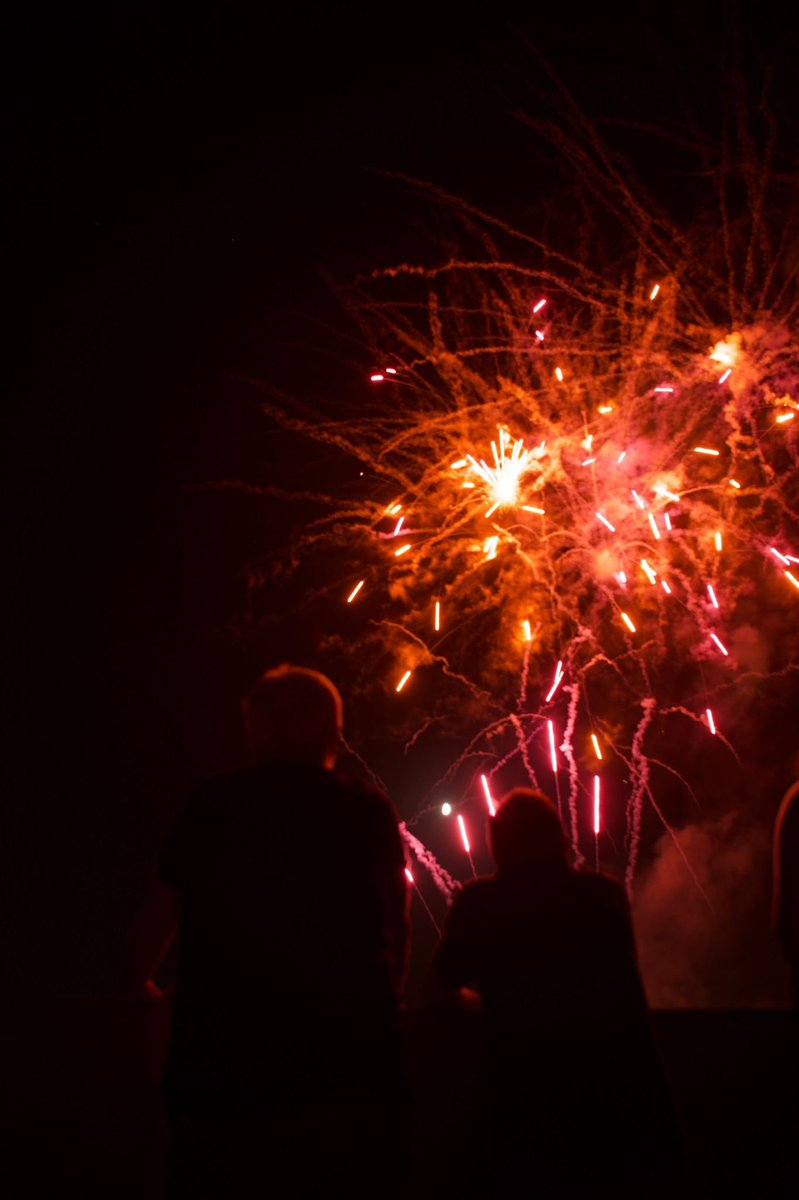 RadioSabadell's tweet photo. GALERIA | El castell de focs posa la cloenda a aquesta #FMSBD22 de la tornada a la normalitat 

🎆 Un espectacle pirotècnic que, després d'una edició descentralitzada, ha aplegat desenes de milers de sabadellencs al Parc Catalunya

📸 https://t.co/rLeEZPpO59 / @rogerbr21 https://t.co/DPrB6VrpKS