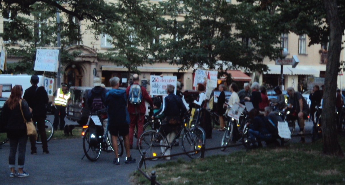 Nautilu40286557's tweet photo. #Querdenken #Querfront #Impfgegner #NodieBasis #RathausSchöneberg #b0509 
19:00 Rathaus Schöneberg Richtung Nollendorfplatz:
Heute zum 14. Mal, die potentiell rechtsoffene, verschwörungsideologisch motivierte Impfgegner-Demo. Heute um die 40 Teilnehmer, Ü40, viel "dieBasis". https://t.co/R3QF1rgsPl