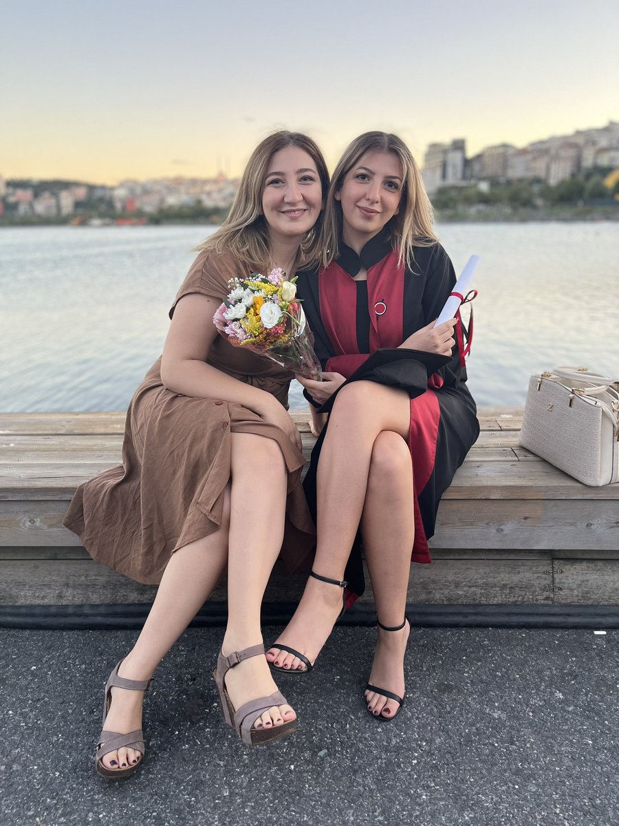 aslihsa's tweet photo. İnsanın sevdiği mezun olunca bi başka oluyomuş #sisters https://t.co/OIacjy5YEZ