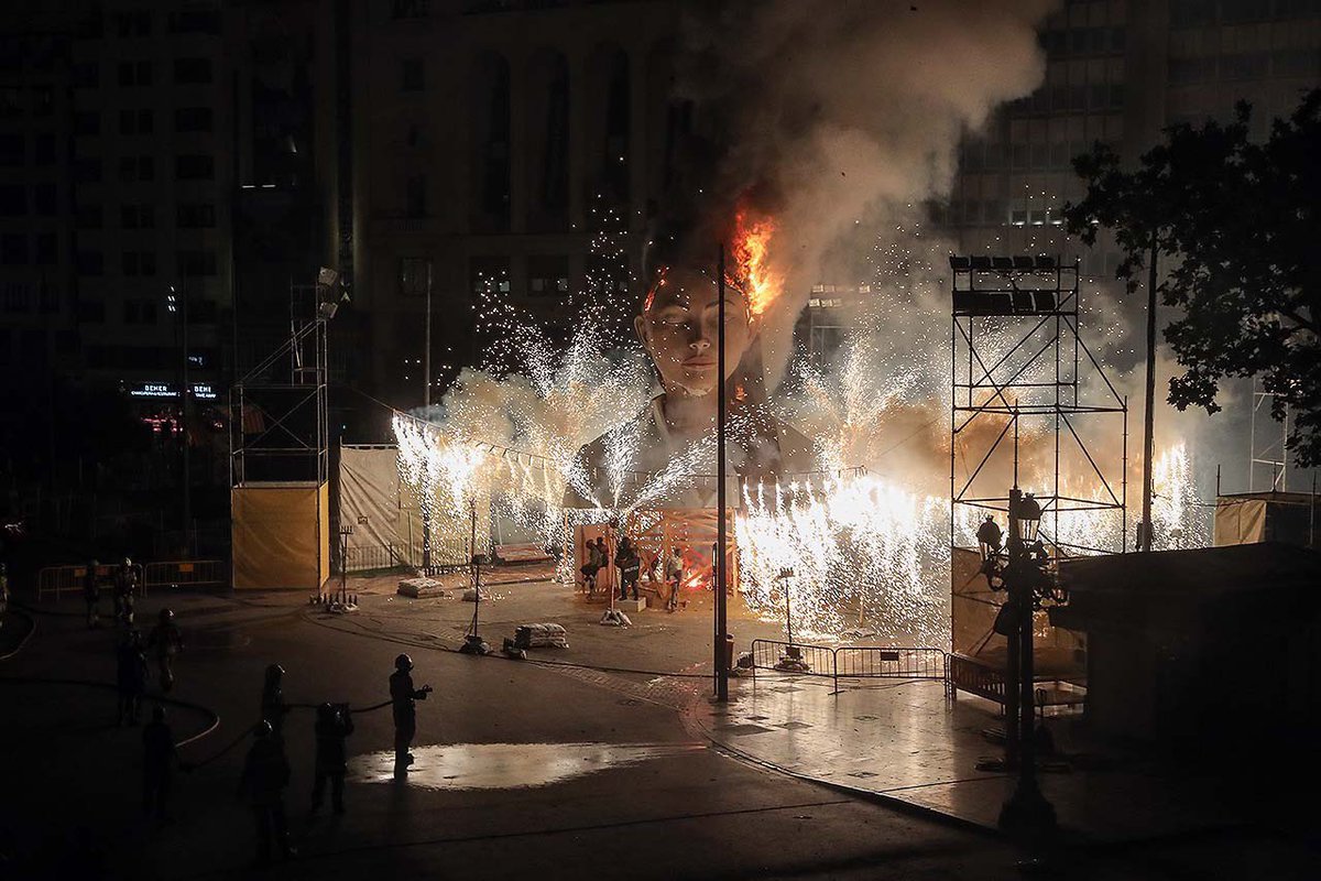 JCF_Valencia's tweet photo. ❤️‍🔥 Ara fa un any vam posar el punt final a les #Falles21

🫂Les més estranyes, esperades i recordades
🔛Per a tancar un cicle
🙏Amb responsabilitat

🔥Amb el foc purificador vam dir adeu a tot el dolent per seguir endavant

Gràcies per fer-ho possible! 🫶

#LlargaVidaALesFalles https://t.co/Bb6XObcK3I