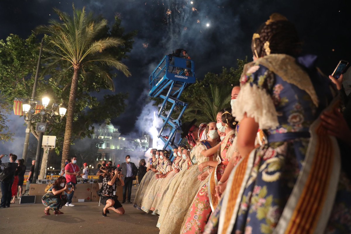 JCF_Valencia's tweet photo. ❤️‍🔥 Ara fa un any vam posar el punt final a les #Falles21

🫂Les més estranyes, esperades i recordades
🔛Per a tancar un cicle
🙏Amb responsabilitat

🔥Amb el foc purificador vam dir adeu a tot el dolent per seguir endavant

Gràcies per fer-ho possible! 🫶

#LlargaVidaALesFalles https://t.co/Bb6XObcK3I