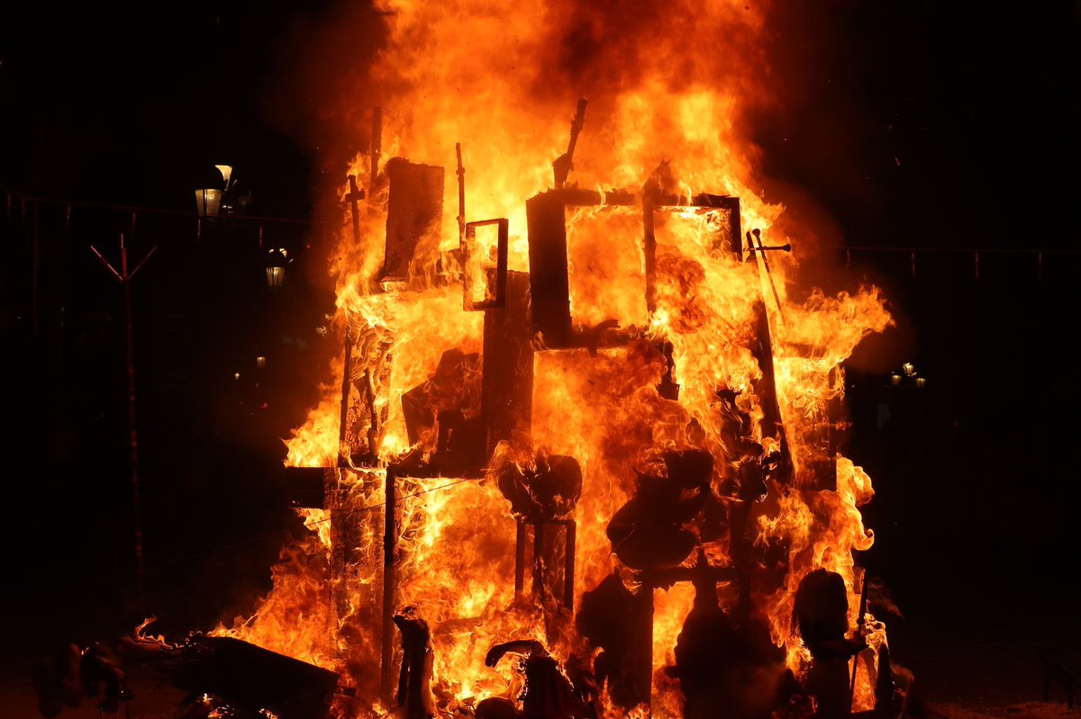 JCF_Valencia's tweet photo. ❤️‍🔥 Ara fa un any vam posar el punt final a les #Falles21

🫂Les més estranyes, esperades i recordades
🔛Per a tancar un cicle
🙏Amb responsabilitat

🔥Amb el foc purificador vam dir adeu a tot el dolent per seguir endavant

Gràcies per fer-ho possible! 🫶

#LlargaVidaALesFalles https://t.co/Bb6XObcK3I