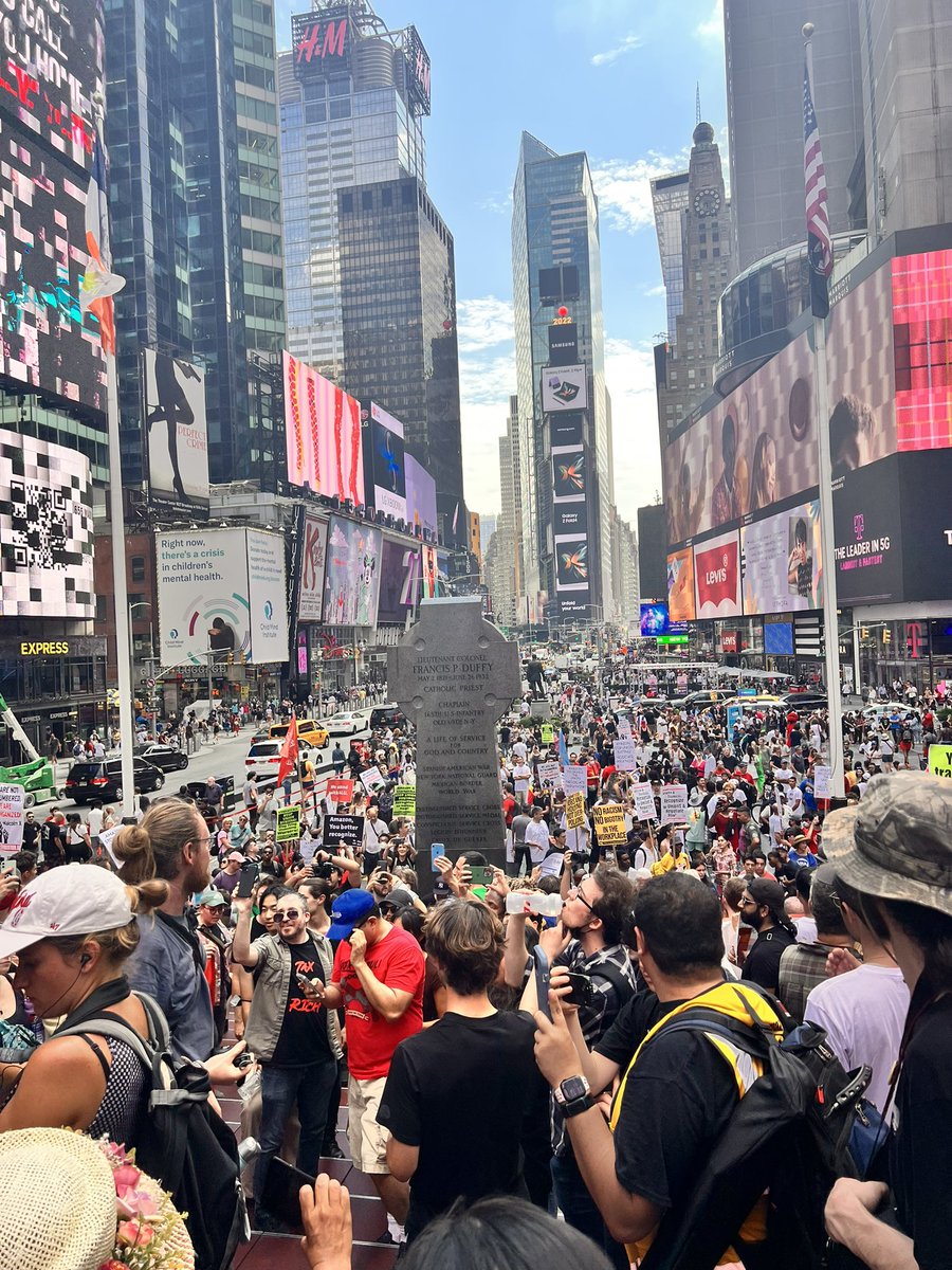 VOTNewYork's tweet photo. Happy Labor Day NYC!!! Such an amazing demonstration in solidarity with union workers across the state. 

@VotersTomorrow @Shut_downAmazon @amazonlabor #nyc #unionpower #UnionStrong https://t.co/KjSp7M7kU3
