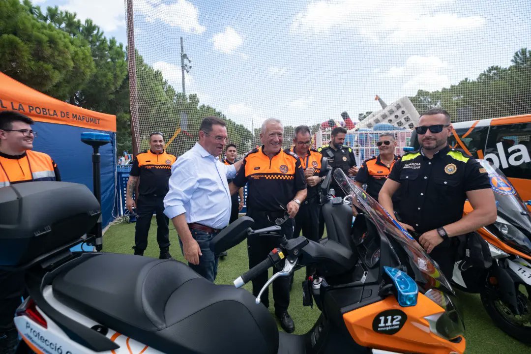 la_vpc's tweet photo. El 3 de setembre, durant la festa de la paella popular, el Sr. Alcalde Joan Maria Sardà, va fer entrega d'una segona moto a l'Associació de Voluntaris de Protecció Civil.
Des de l'Associació volem agraïr a l'Ajuntament l'aposta pel voluntariat i la seguretat del nostre municipi. https://t.co/5mKYjPgFx4