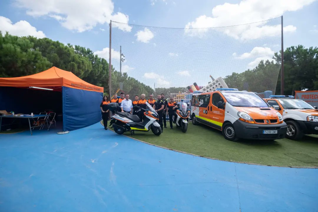 la_vpc's tweet photo. El 3 de setembre, durant la festa de la paella popular, el Sr. Alcalde Joan Maria Sardà, va fer entrega d'una segona moto a l'Associació de Voluntaris de Protecció Civil.
Des de l'Associació volem agraïr a l'Ajuntament l'aposta pel voluntariat i la seguretat del nostre municipi. https://t.co/5mKYjPgFx4