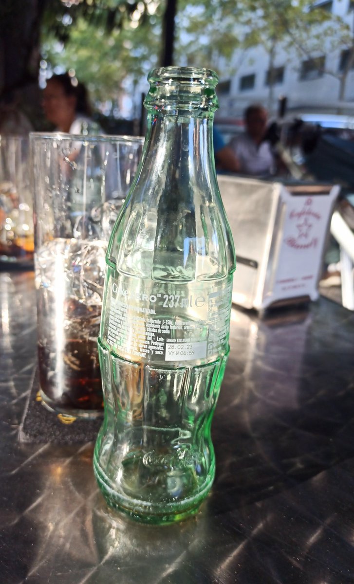 MrBornToRun's tweet photo. 237 ml de Coca Cola es una estafa. https://t.co/jBiacy39Xw