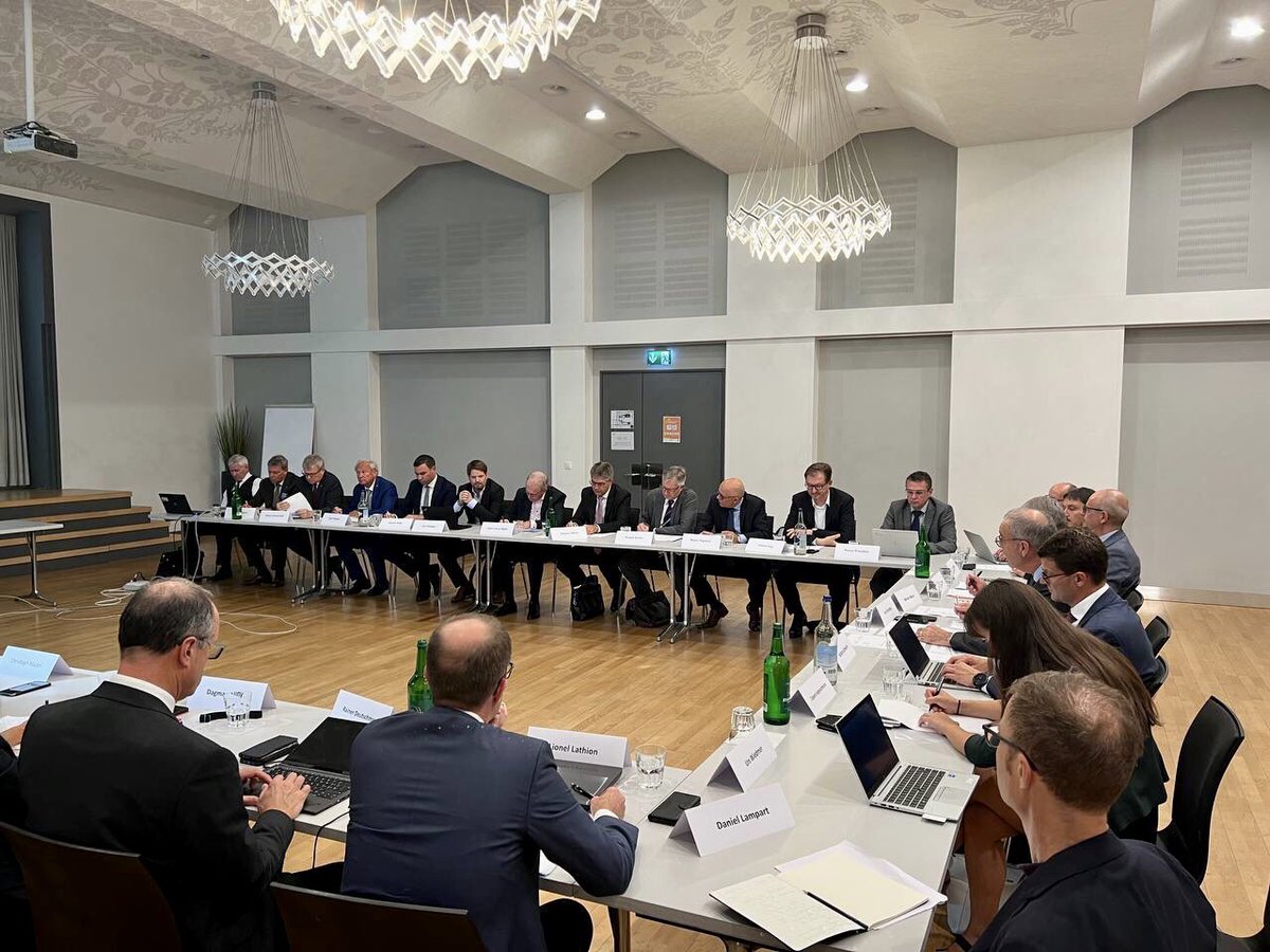 Nous faisons tout pour éviter une pénurie d'énergie cet hiver⚡ Pour cela nous devons non seulement être prêts, mais aussi coordonnés🤝 J'ai ainsi convoqué cet après-midi des représentants de l’économie à une table ronde sur les mesures de gestion dans le domaine de l’électricité
