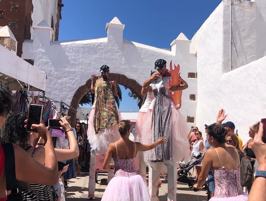El Paso de los Cisnes por Teguise sorprendió a los visitantes del Mercadillo🩰La compañía Reciclown Teatro puso una nota de humor a la jornada con un show muy fresco que recorrió las calles con un grupo de artistas que ofrecieron un espectáculo de ballet clásico 👏🏻