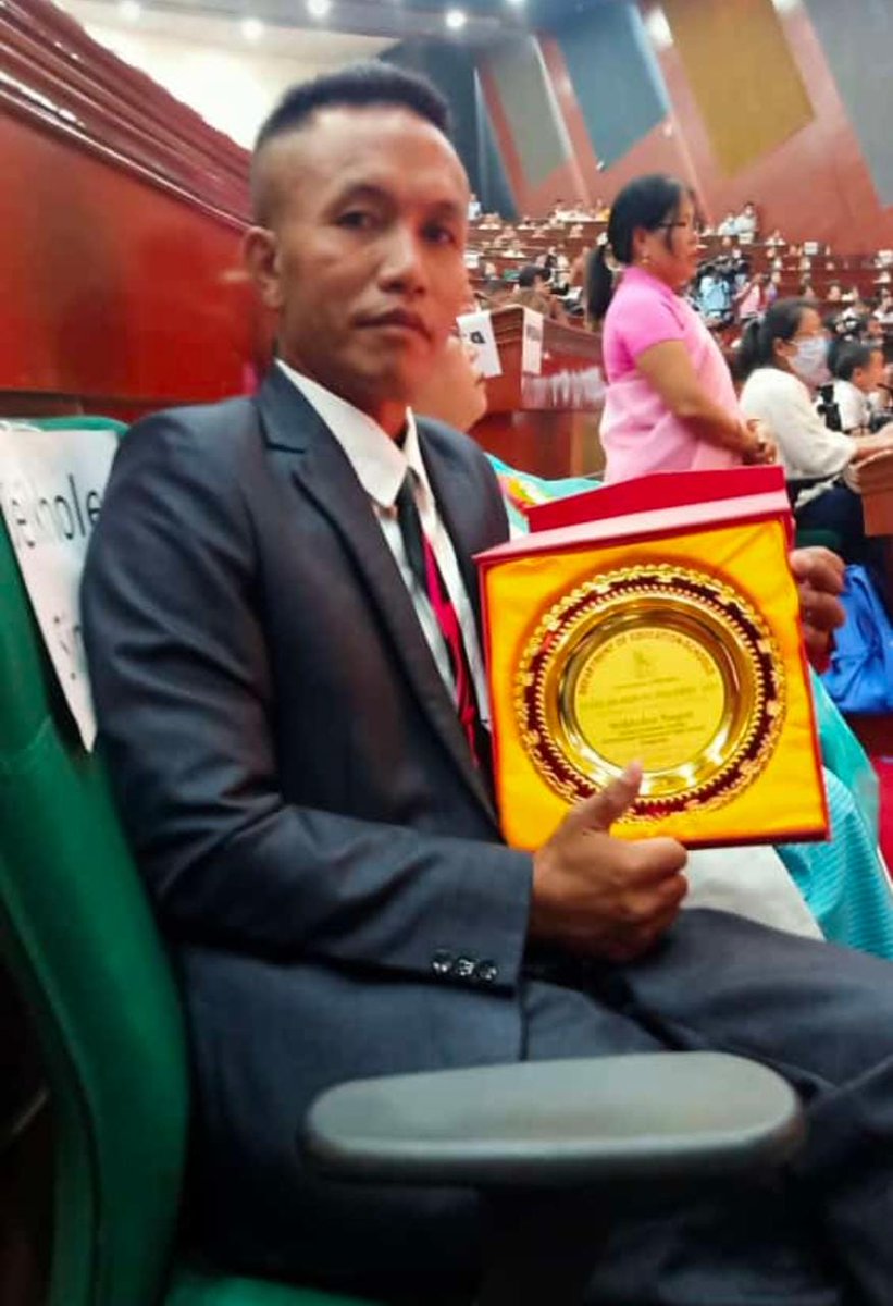 Thadou_TLF's tweet photo. Pao ngailu le khohsah Pu Seikholen Singsit, Headmaster Keithelmanbi Govt. High School, Kpi in themjilna akhohsahna jalla "State Teacher's Award 2022" ahin muna chungin kipapina akineiyin ahi.

Pathenin tusanga sangjoa lolhinna ahin peh ding hi kakinepnao ahi. https://t.co/sghBL9tb57
