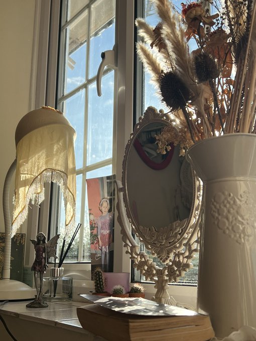 My room at my parents house is so cute https://t.co/YnxtdhKMcY