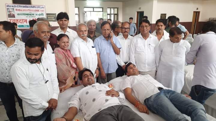 pavanmeenainc's tweet photo. श्री मीणा समाज विकास समिति कोटा द्वारा काला बादल जयन्ती पर आयोजित रक्तदान शिविर में रक्तदान कर अन्य रक्तदाताओं को सम्मानित किया।
 #रक्तदान_महादान #kota https://t.co/uGmRoBUBug
