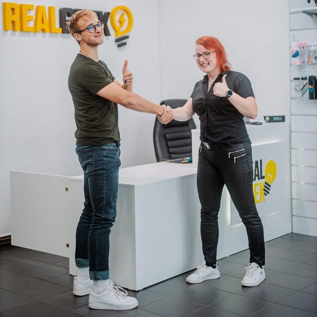 RealGeekShop's tweet photo. ⚡️VÍTÁME PECU V RG FAMILY💛

Jsme rádi, že se Peca rozhodl přidat do naší RG rodiny! 💛

Petr na youtube vystupuje již 6 let a na svém kanále nasbíral 100k odběratelů. 💪

Do nedávna si celý merch připravoval  sám, ale nakonec se rozhodl, že se přidá mezi naše partnery. Budeme … https://t.co/1807YClu6X