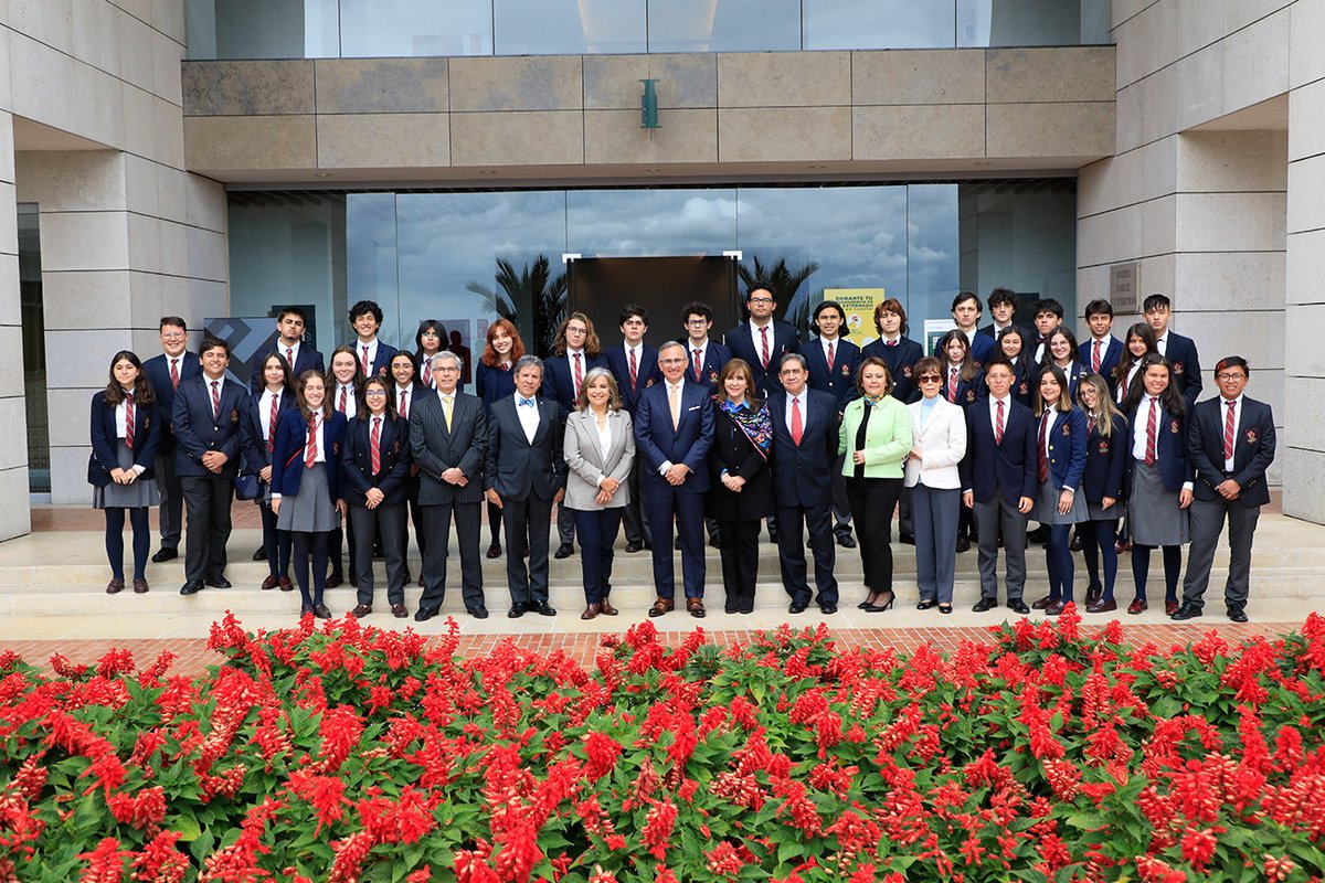 Los(as) dos mejores estudiantes de cada colegio del país tendrán beca descuento en <a href="/UExternado/">U.Externado</a>. En el marco del convenio, ninguno de los(as) estudiantes de las instituciones pagará inscripción, y podrán cursar desde grado once materias de primer semestre. 🤩👏🏻