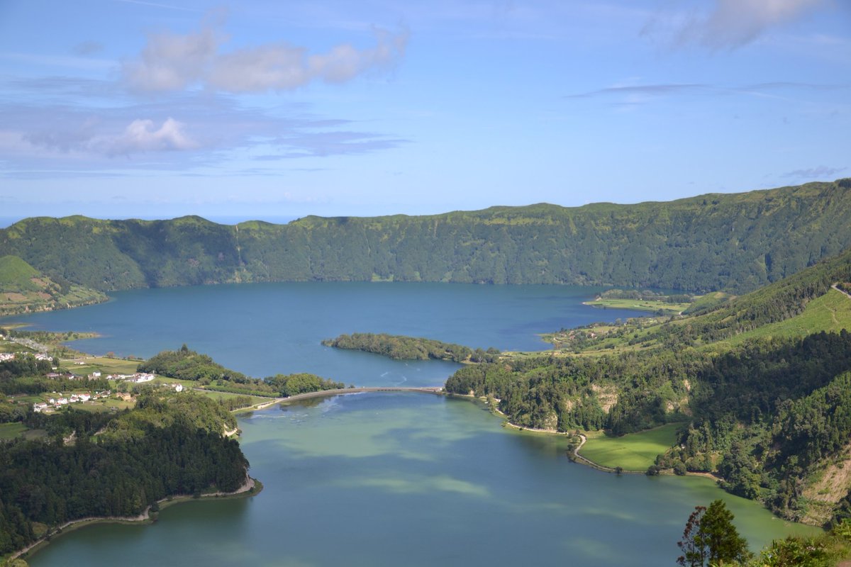 Itskermess's tweet photo. @EnqueteExclu Tellement le kiff les açores!
La vue du fameux hôtel abandonné et son lac ! https://t.co/t7s9tWB4wk