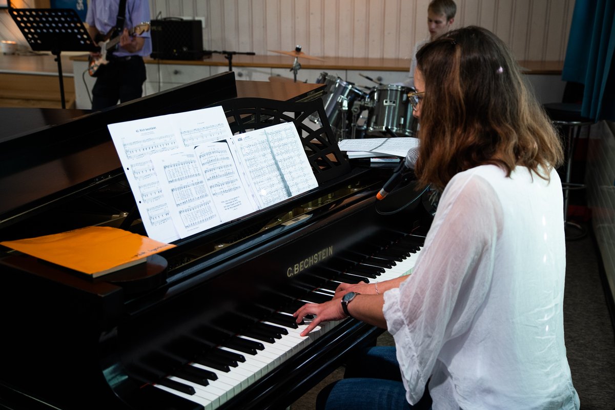 sbtBeatenberg's tweet photo. Eine bunte Schar von 41 neuen Studenten hat gestern am sbt Beatenberg mit dem Studium gestartet.
Herzlich willkommen am sbt!

#sbtBeatenberg #Jüngerschaftskurs #StudiengangGemeindeundMission #StudiengangPraktischesChristsein #gaststudium #Beatenberg #bibelschulewydibühl https://t.co/xbooONDXlk