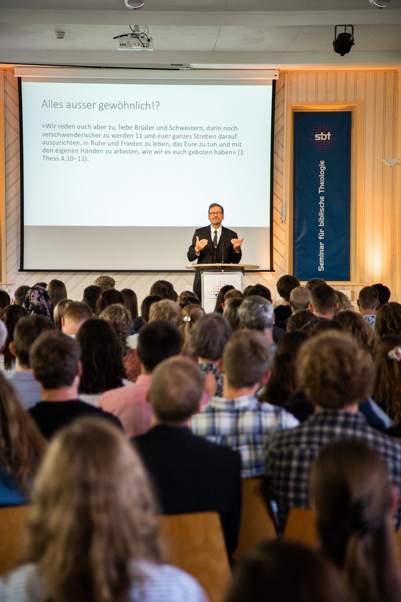 sbtBeatenberg's tweet photo. Eine bunte Schar von 41 neuen Studenten hat gestern am sbt Beatenberg mit dem Studium gestartet.
Herzlich willkommen am sbt!

#sbtBeatenberg #Jüngerschaftskurs #StudiengangGemeindeundMission #StudiengangPraktischesChristsein #gaststudium #Beatenberg #bibelschulewydibühl https://t.co/xbooONDXlk