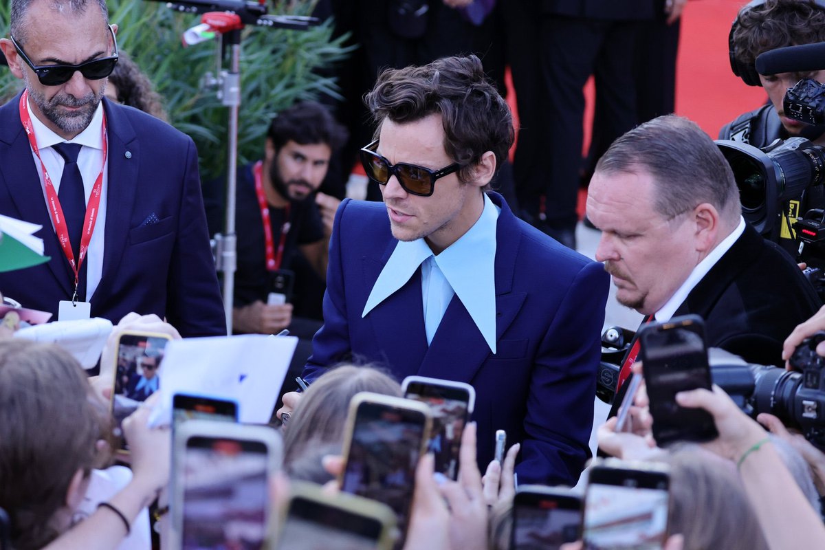 📸 | Harry no tapete vermelho de Don’t Worry Darling no Festival de Veneza.