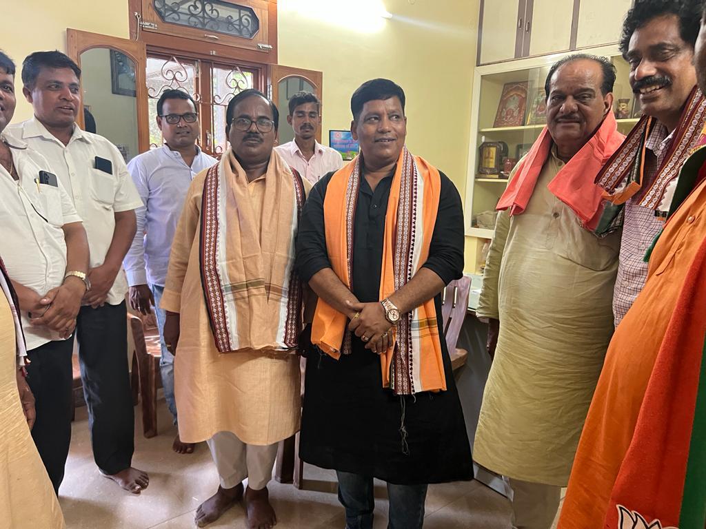 surathbiswal0's tweet photo. ଘୁମୁସର ଜିଲ୍ଲା OBC ମୋର୍ଚ୍ଚା ବୈଠକ ରେ ଯୋଗଦେବା ପୂର୍ବରୁ କାର୍ଯ୍ୟକର୍ତ୍ତା ଙ୍କ ସ୍ବାଗତ । https://t.co/yMjNDphRNr