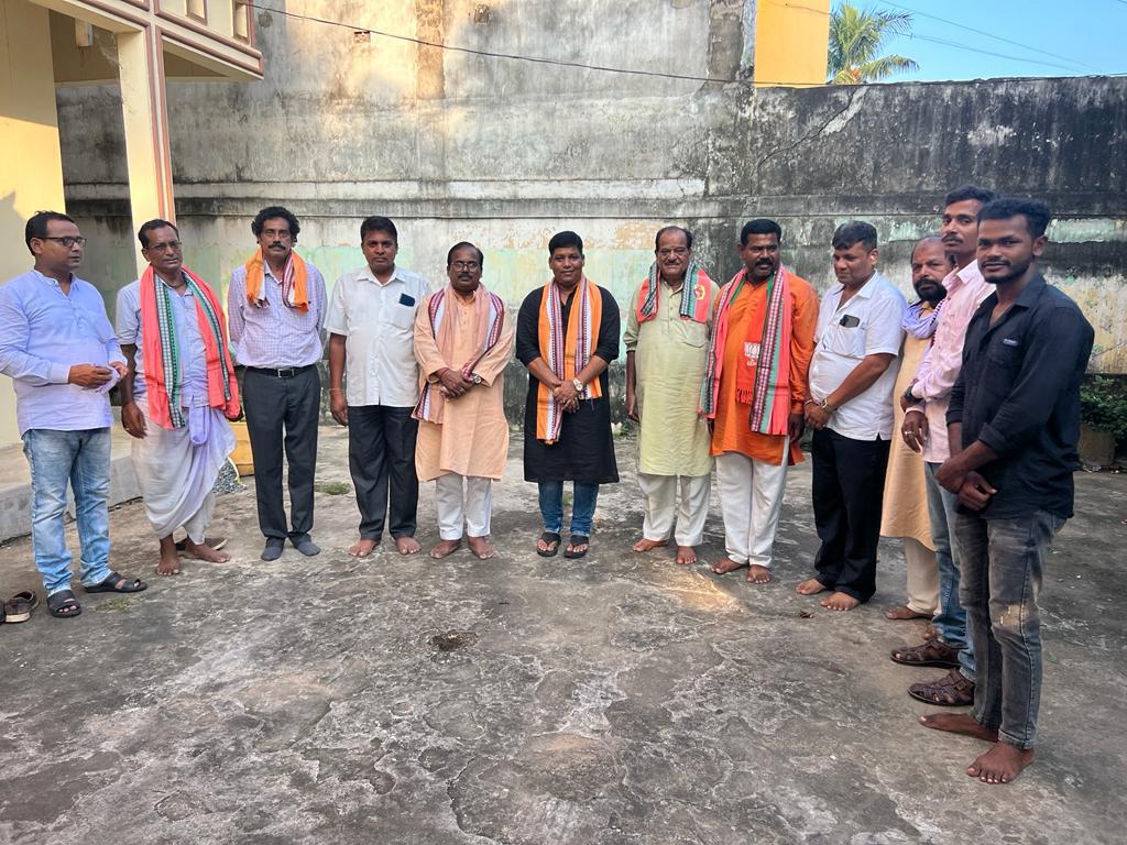 surathbiswal0's tweet photo. ଘୁମୁସର ଜିଲ୍ଲା OBC ମୋର୍ଚ୍ଚା ବୈଠକ ରେ ଯୋଗଦେବା ପୂର୍ବରୁ କାର୍ଯ୍ୟକର୍ତ୍ତା ଙ୍କ ସ୍ବାଗତ । https://t.co/yMjNDphRNr