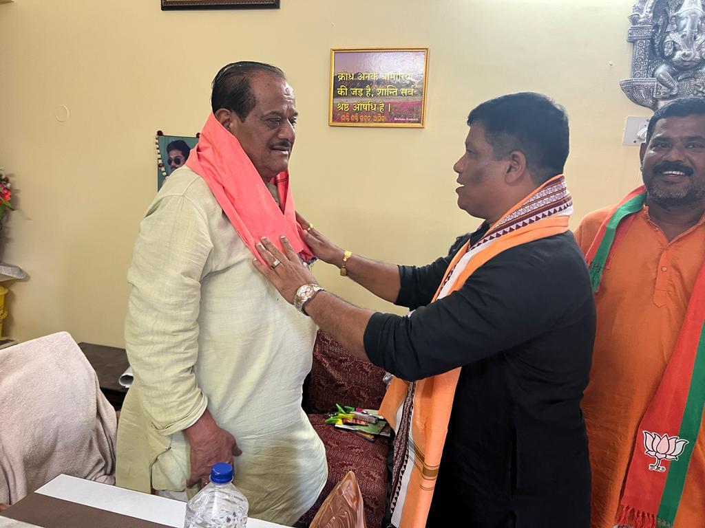 surathbiswal0's tweet photo. ଘୁମୁସର ଜିଲ୍ଲା OBC ମୋର୍ଚ୍ଚା ବୈଠକ ରେ ଯୋଗଦେବା ପୂର୍ବରୁ କାର୍ଯ୍ୟକର୍ତ୍ତା ଙ୍କ ସ୍ବାଗତ । https://t.co/yMjNDphRNr