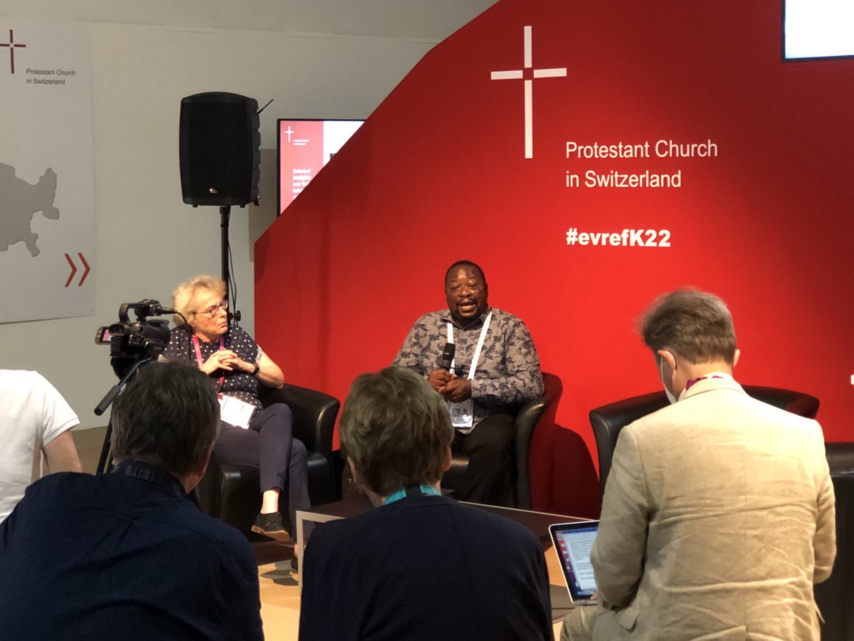 christophracz's tweet photo. Karlsruhe2022 jetzt: Koordinator Dr. Yakubu Joseph berichtet über die Friedensförderung von Mission 21 gemeinsam mit Partnern vor Ort. #evrefK22 #Mission21 https://t.co/HHyIkPYvBz